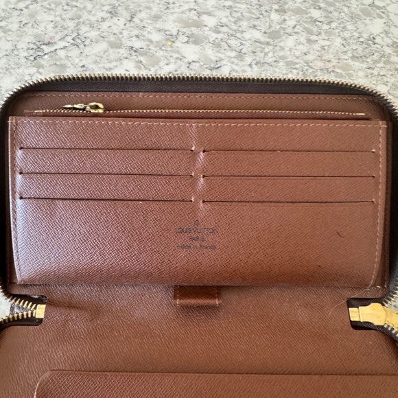 AUTHENIC LOUIS VUITTON LARGE ZIPPY ORGANIZER  WALLET IN MONOGRAM - Picture 3 of 10